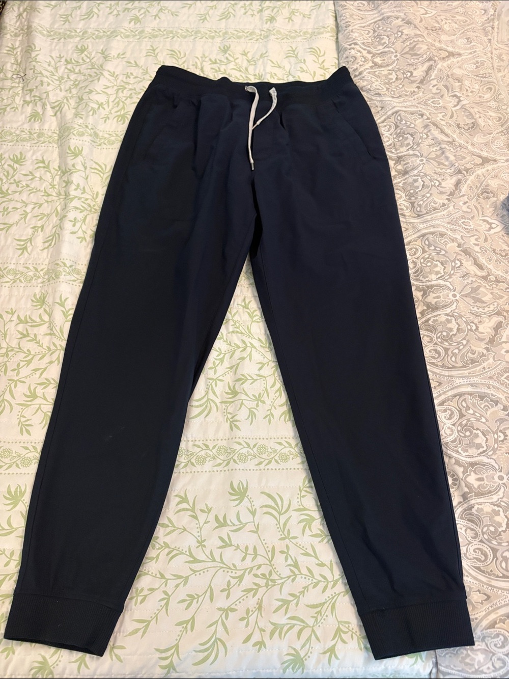 Vuori Navy Blue men’s Jogger pants with Drawstring XL